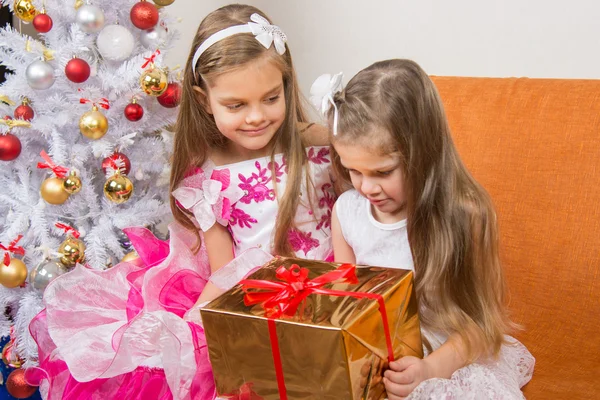 Chica anima a otra chica que dio el regalo equivocado —  Fotos de Stock