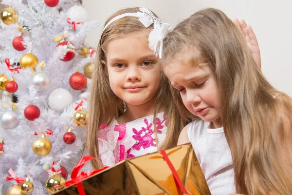 La ragazza ha dato il regalo sbagliato, un'altra ragazza che la consolava — Foto Stock