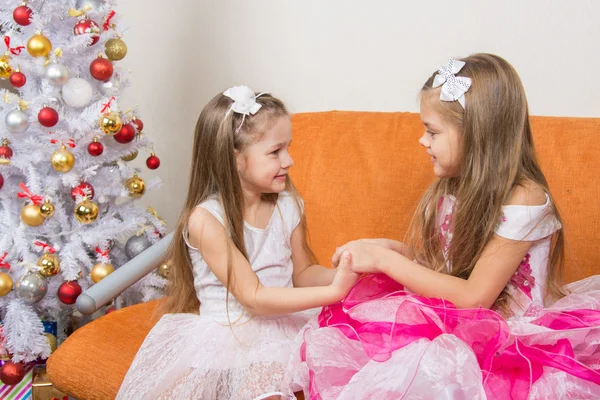 Две девушки в красивых платьях ждут Подарок соединил руки — стоковое фото