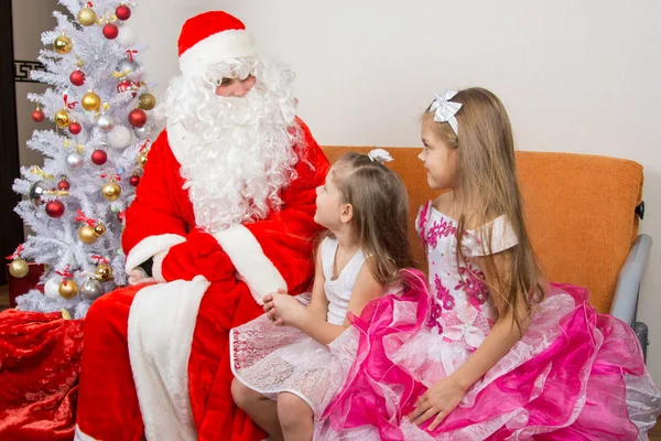 Due ragazze in bei vestiti parlano con Babbo Natale — Foto Stock