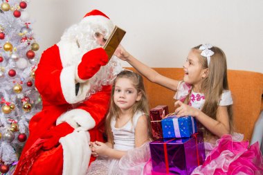Noel Baba diğer servis içinde oturan bir kız için hediye verir