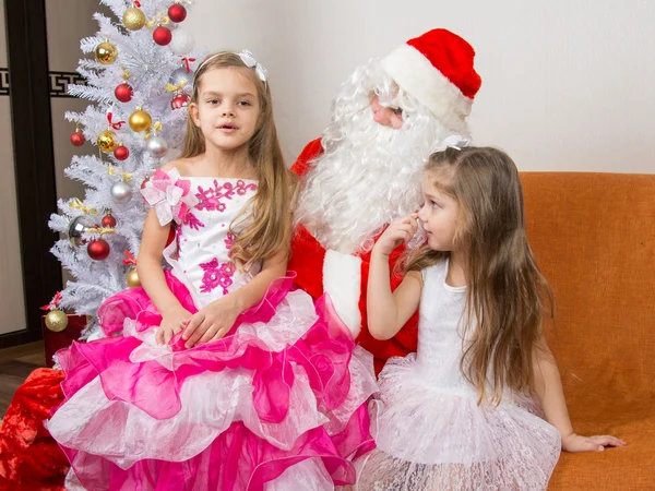 La niña mayor está sentada en el regazo de Santa Claus y dice poema — Foto de Stock