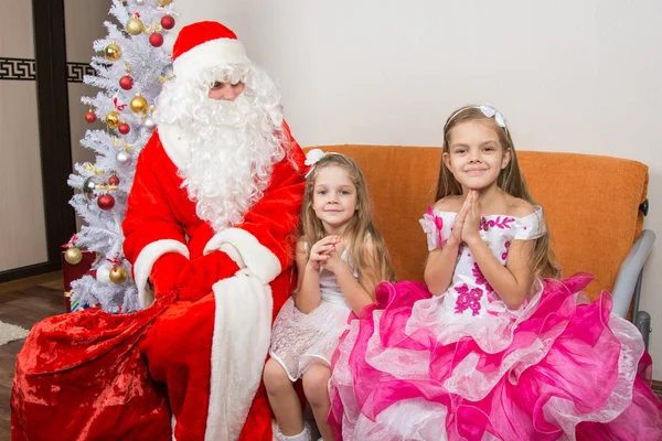 Le ragazze chiedono al nonno del gelo di fargli dei regali. — Foto Stock