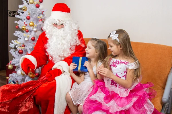 Babbo Natale riceve regali dalla borsa e dà ai bambini — Foto Stock