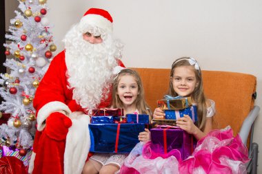 Noel Baba hediye çocuklara verdi ve birlikte çerçevede baktı