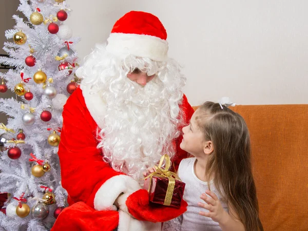 Санта Клаус дарит подарок пятилетней девочке — стоковое фото