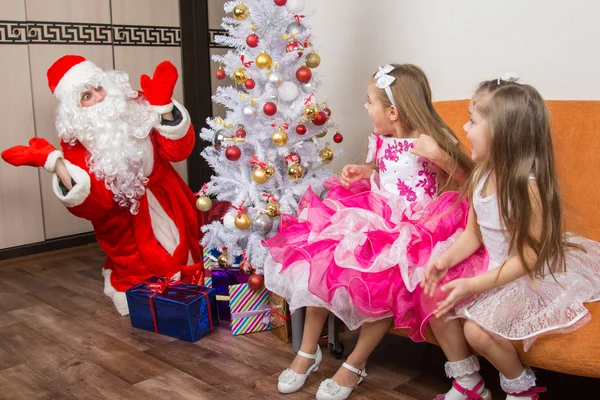 Две девушки устроили засаду для Санта-Клауса — стоковое фото
