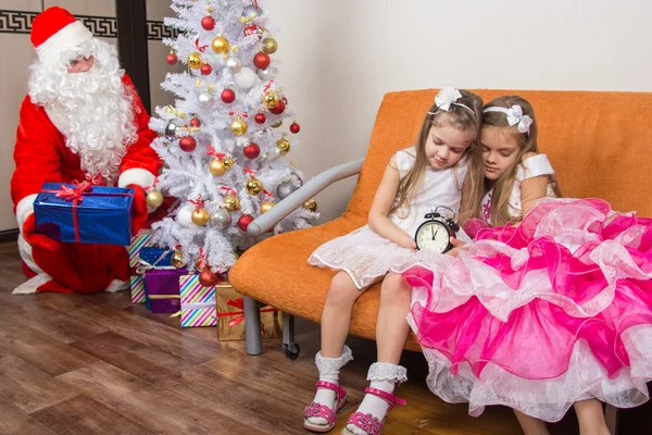 Siostry zasnął podczas oczekiwania dla Świętego Mikołaja, który spokojnie umieścić prezenty pod choinkę — Zdjęcie stockowe