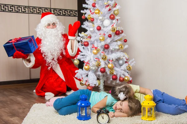 Санта-Клаус в канун Нового года был удивлен, увидев дерево двух спящих детей — стоковое фото
