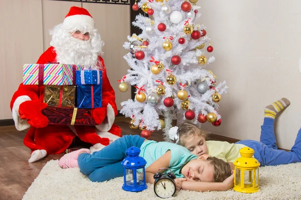 Babbo Natale ha portato regali per Capodanno e volti ammorbiditi delle due sorelle addormentate — Foto Stock