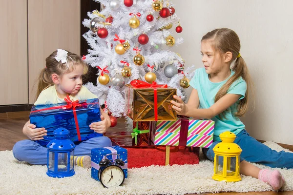 Due ragazze condividono presentato regali di Capodanno all'albero di Natale — Foto Stock