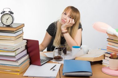 Bir sürü kahve fincanı bütün içme geceleri yapıyor öğrenci de uyumak istedim
