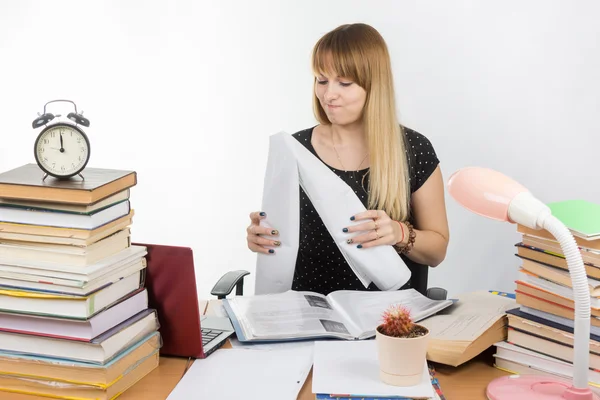 Um estudante crumples desenho projeto de graduação — Fotografia de Stock