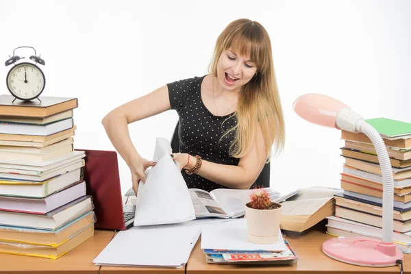 Studente Università di stanchezza e rabbia accartocciato disegno e schiaffeggiato sul tavolo — Foto Stock