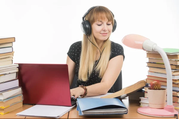 Auriculares para estudiantes que preparan un proyecto de curso de escritura en formato electrónico —  Fotos de Stock