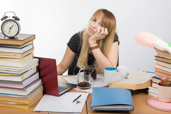 学生做晚上喝大量的咖啡杯子所有想要睡个好觉 — 图库照片