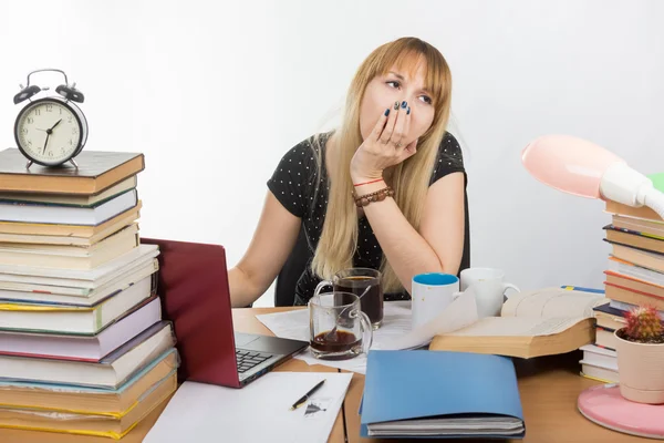 Student yawns after drinking 3 cups of coffee, doing graduation project at night — Stock Photo, Image