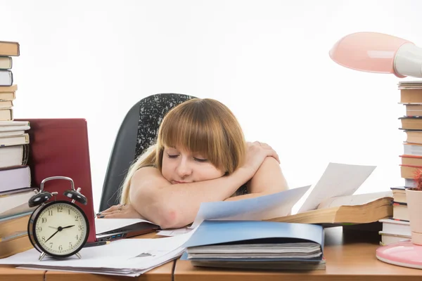 Student somnade vid bordet redo för nästa tentamen — Stockfoto