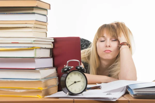 Estudante adormeceu inclinando a cabeça em sua mão, tarde da noite, em preparação para o exame — Fotografia de Stock