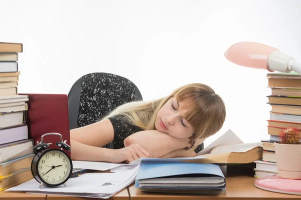 Student somnade vid bordet redo att passera Examensarbete Stockfoto