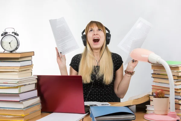 En student skriker stadgan förstå och läsa tidningen inför sessionen — Stockfoto