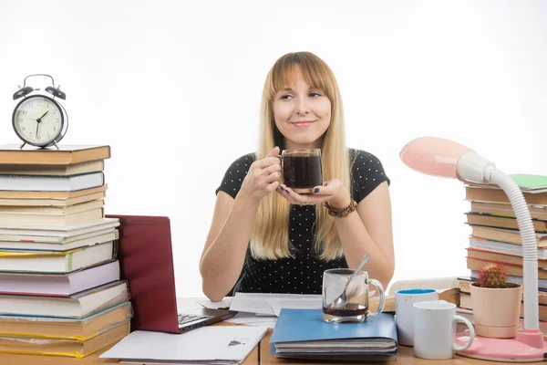 Estudiante disfruta de una copa de café por la noche preparándose para los exámenes —  Fotos de Stock