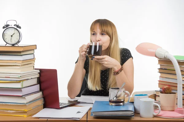 Student dricker kaffe genom att förbereda inför examen på natten — Stockfoto