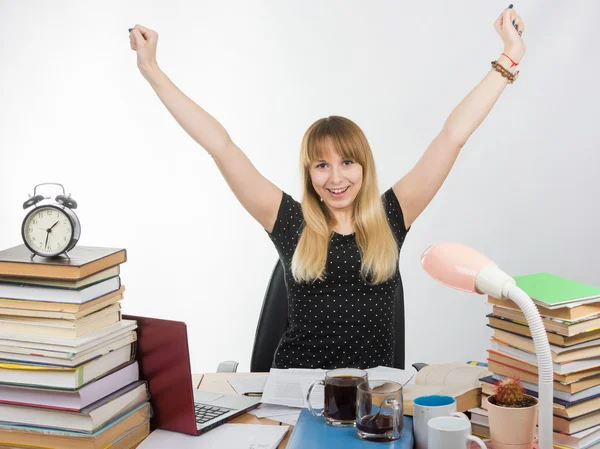 Gioioso progetto di tesi studentesca realizzato a tarda notte — Foto Stock