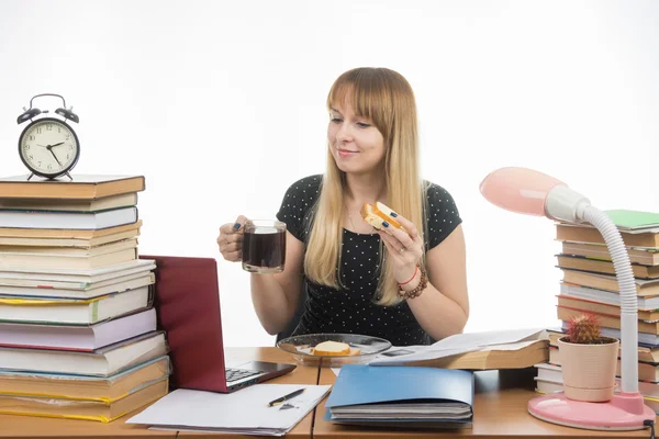 Somnolent étudiant mord sandwich avec café — Photo