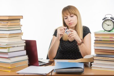 Öğrenci bir baş ağrısı için bir hap almak istiyor