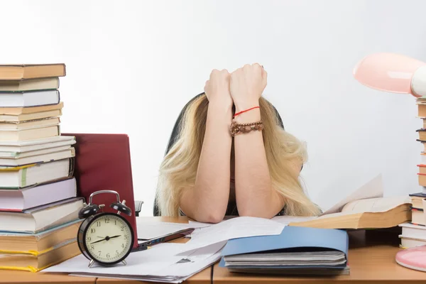 Student die betrekking hebben op haar hoofd armen ter voorbereiding van examens — Stockfoto