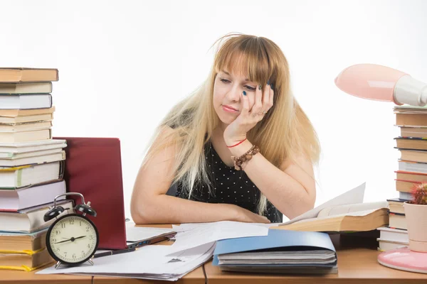 Boos aanvrager triest kijken naar een laptop die zag niet ingeschreven in de school — Stockfoto