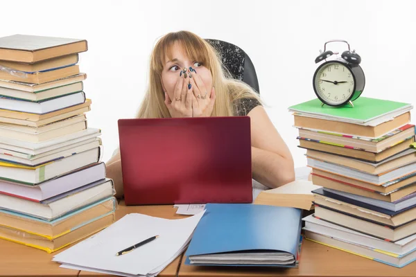 Lo studente è rimasto notte al computer ed è rimasto inorridito a guardare l'orologio — Foto Stock