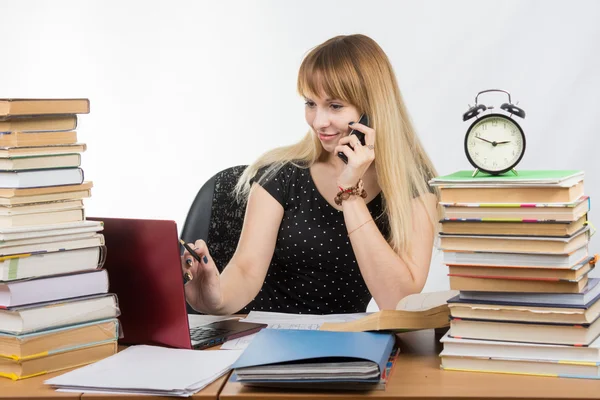 Bewerber bereitet sich auf Prüfungen vor und telefoniert — Stockfoto