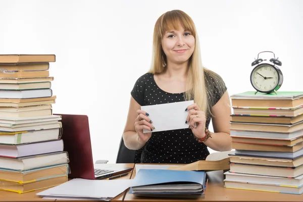 She has prepared an envelope with a bribe teachers for successfully completing the exam — Stock Photo, Image