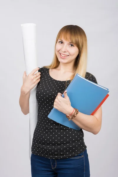 La chica alegre con un rollo de dibujos y una carpeta en las manos — Foto de Stock