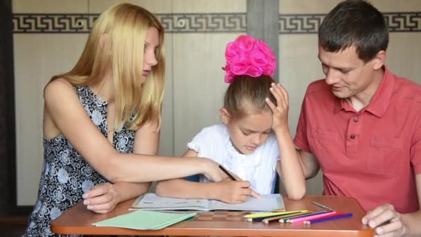 Los padres corrigieron el libro de trabajo que dice que su hija colegiala — Vídeo de stock