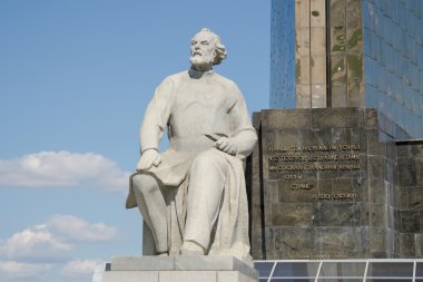 Moskova, Rusya - 10 Ağustos 2015: Anıt Konstantin Tsiolkovsky ve Dikilitaş 