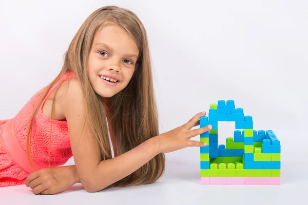 Seven-year girl has built a house of designer looks and fun in the frame — Stock Photo, Image