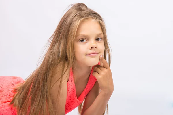 Ritratto di una bambina di sette anni concepita su sfondo bianco — Foto Stock
