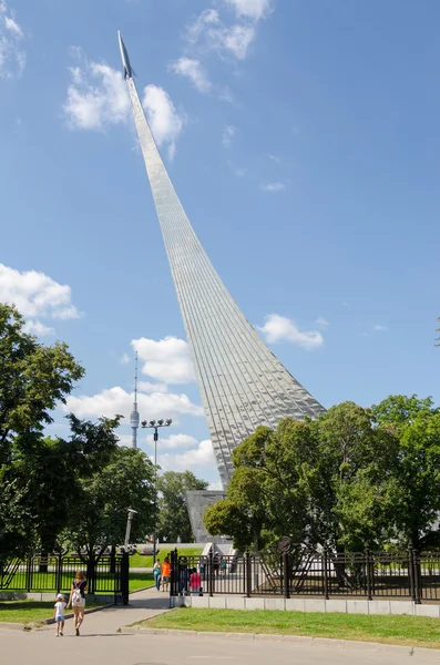 Moscou, Russie - 10 août 2015 : entrée de la station de métro VDNH l'allée des astronautes et le monument "Conquérants de l'espace" à Moscou — Photo
