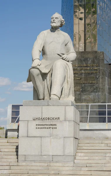 Moskova, Rusya - 10 Ağustos 2015: Anıt Konstantin Tsiolkovsky, Uzay Bilimleri anıt "Fatihler, uzayda" Moskova, kurucusu — Stok fotoğraf