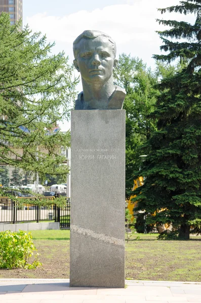 Moskwa, Rosja - Sierpień 10, 2015: Pomnik kosmonauta Jurij Gagarin w alei kosmonautów przed pomnikiem "Conquerors of Space" w Moskwie — Zdjęcie stockowe