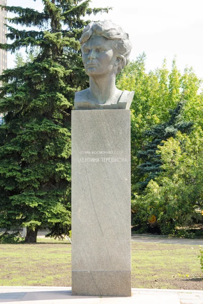 Moskva, Rusko - 10 srpna 2015: Památník kosmonautka Valentina Těreškovová na ulici kosmonautů v památníku "Dobyvatelů vesmíru" v Moskvě — Stock fotografie