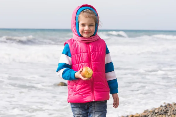 ビーチで apple と 5 歳の少女の肖像画 — ストック写真