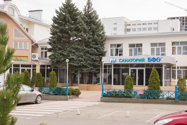 Anapa, russland - 9. März 2016: Erscheinen des Sanatoriums "bfo" im Zentrum des Kurortes anapa — Stockfoto