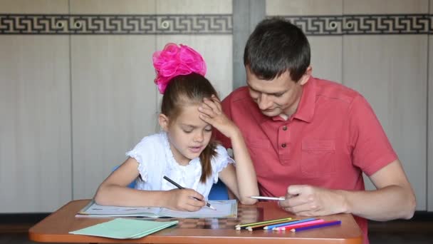 Kız birinci sınıf öğrencisi ve okul için hazırlamak için araştırıyor tamamlamak doğru öğretmen kalem seçin — Stok video