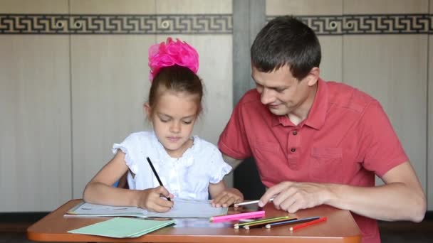 Birinci sınıf öğrencisi kız kafasını kaşıdı ve bir kalem ile parmak yardımıyla ödev Papa, said — Stok video