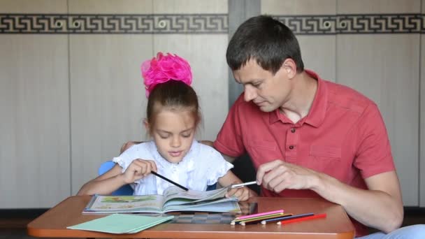 A lányom azt mondja, hogy a pápa ábrázolt a könyv az iskolai felkészítés — Stock videók