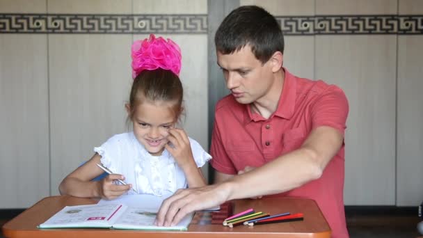 Papa mostra a filha do primeiro ano o que ela precisava para realizar o trabalho — Vídeo de Stock